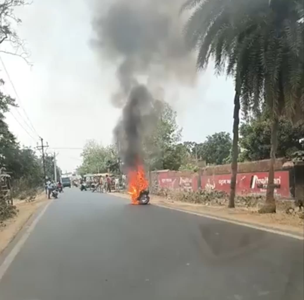 इलेक्ट्रॉनिक स्कूटी में लगी आग, बाल-बाल बचे दो छात्र