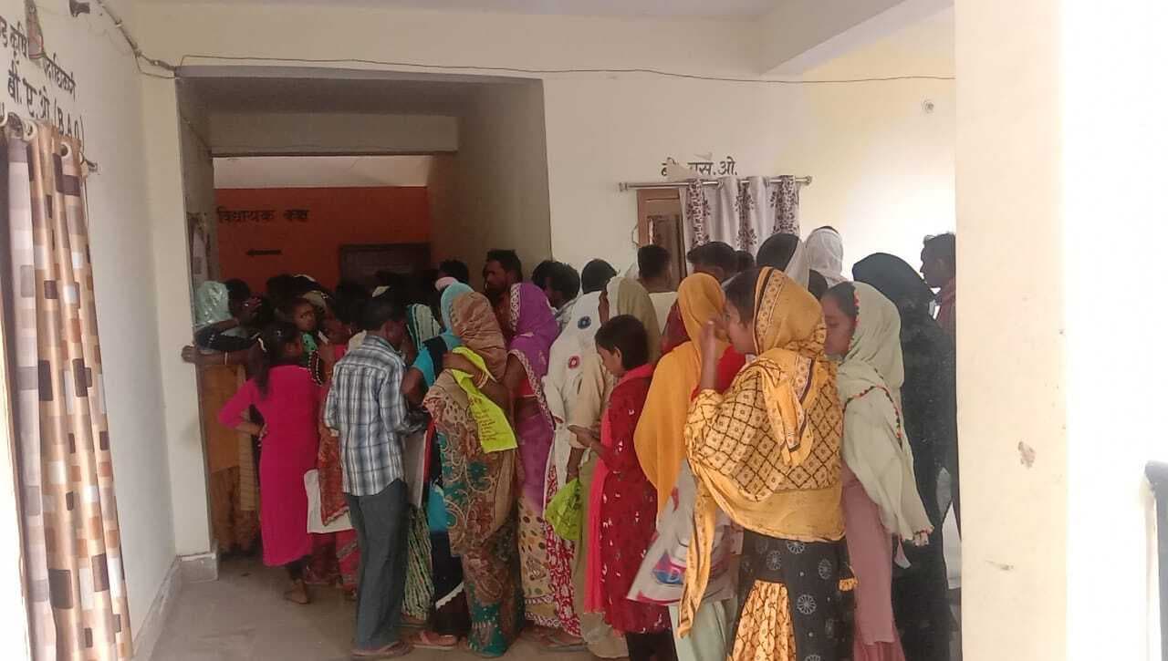 मंईयां सम्मान राशि नहीं मिलने से महिलायें लगा रहीं प्रखंड कार्यालय का चक्कर