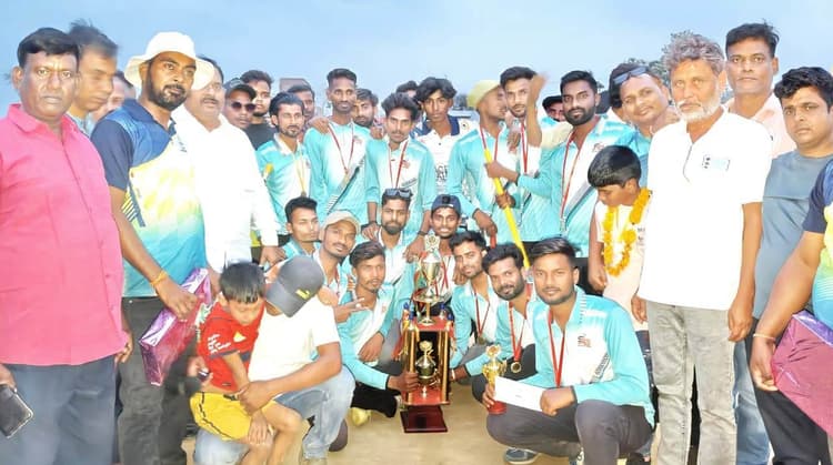 पहाड़पुर विलेज कप पर बरियारपुर का कब्जा, शुभ को मिला मैन ऑफ द टूर्नामेंट का पुरस्कार