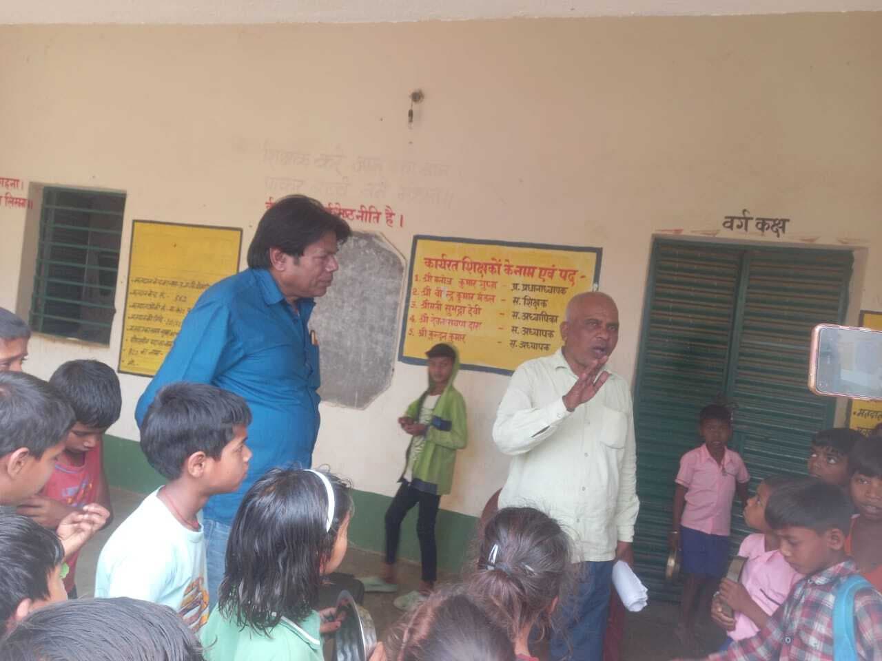 शिक्षकों की लापरवाही से नाराज ग्रामीणों ने विद्यालय में जड़ा ताला