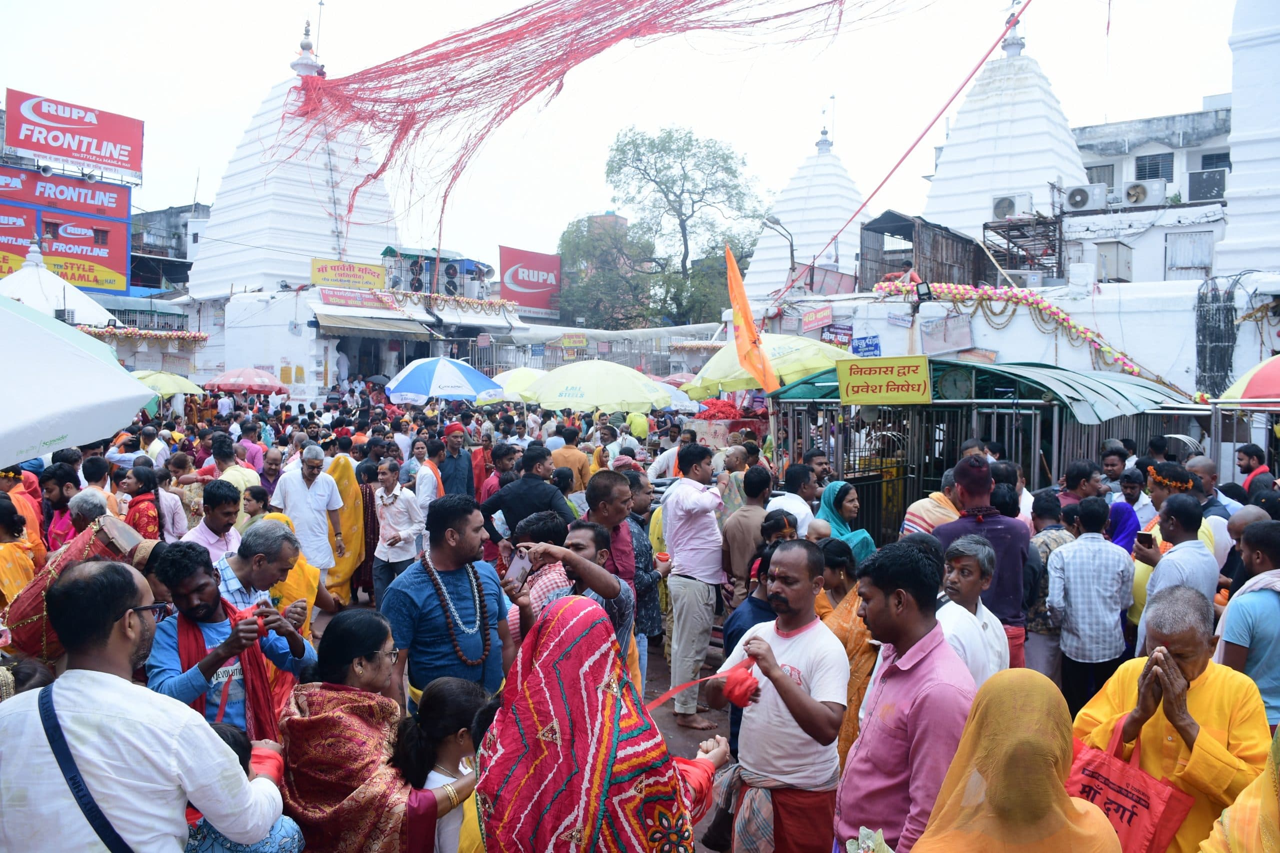 Deoghar news : बाबा मंदिर का पट बंद होने तक 3970 लोगों ने कूपन लेकर किया जलार्पण