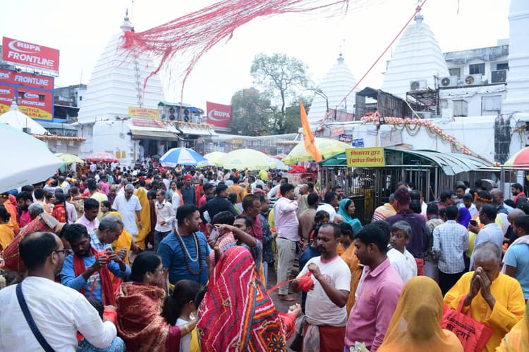Deoghar news : बाबा मंदिर का पट बंद होने तक 3970 लोगों ने कूपन लेकर किया जलार्पण