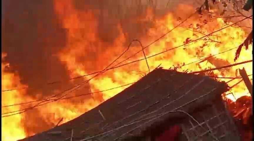 गंगा पार गोबराही दियारा में आग से 40 घर जलकर राख