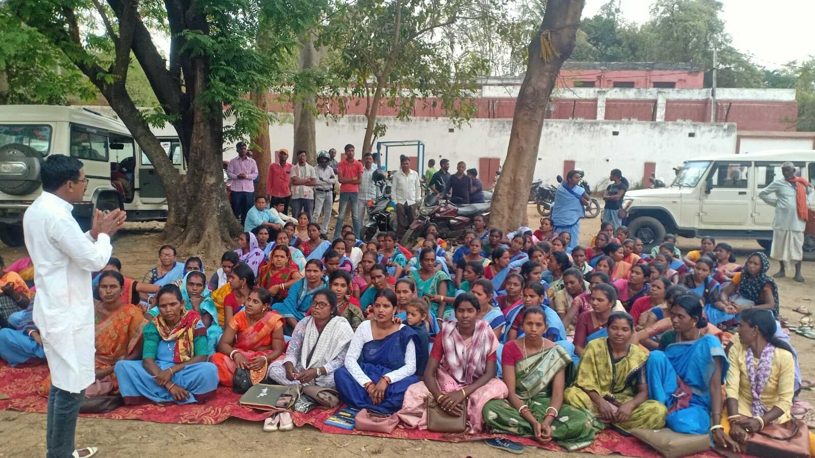 साल भर से मानदेय न मिलने पर जलसहियाओं ने दिया धरना