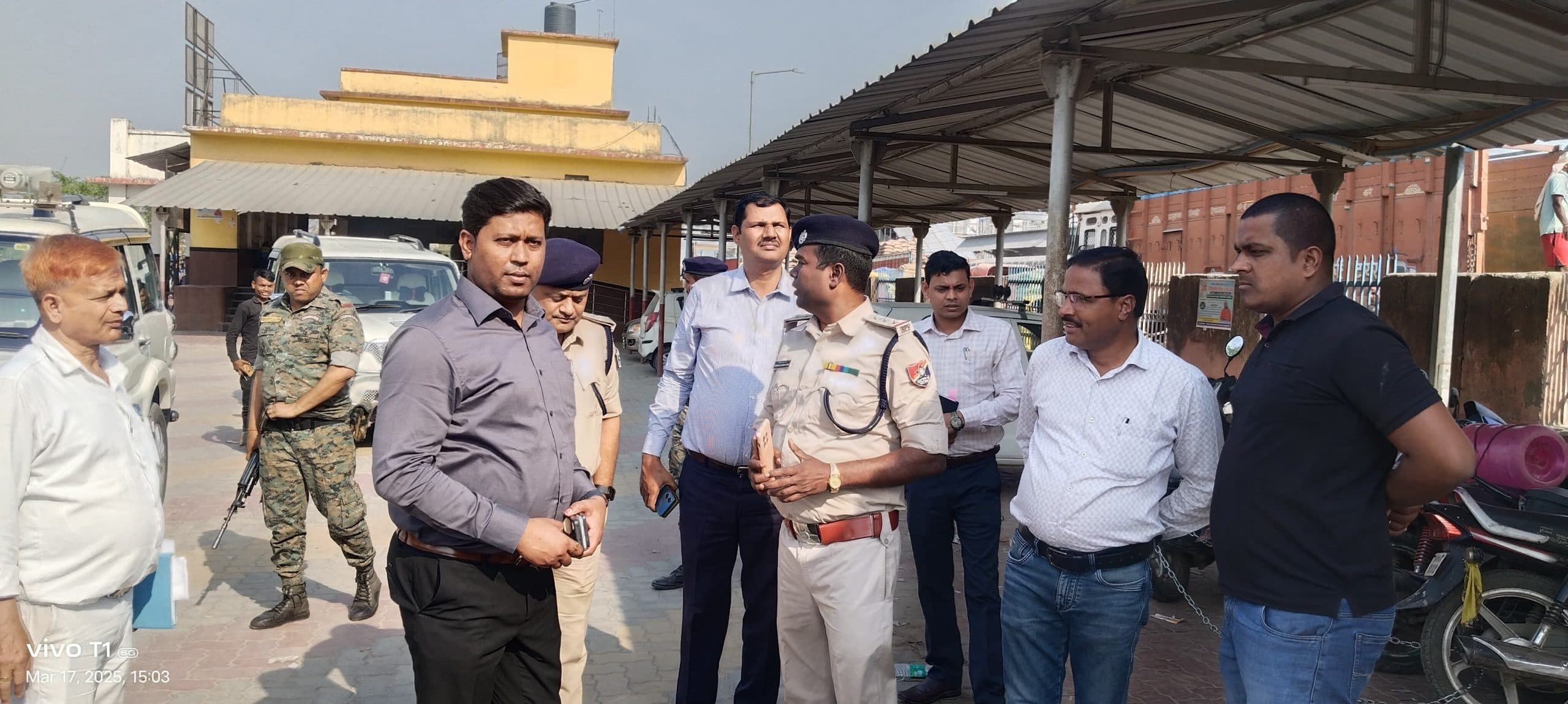 बखरी बस स्टैंड से टमटम स्टैंड तक प्रस्तावित एफओबी की जमीन की जांच करने पहुंचे अधिकारी