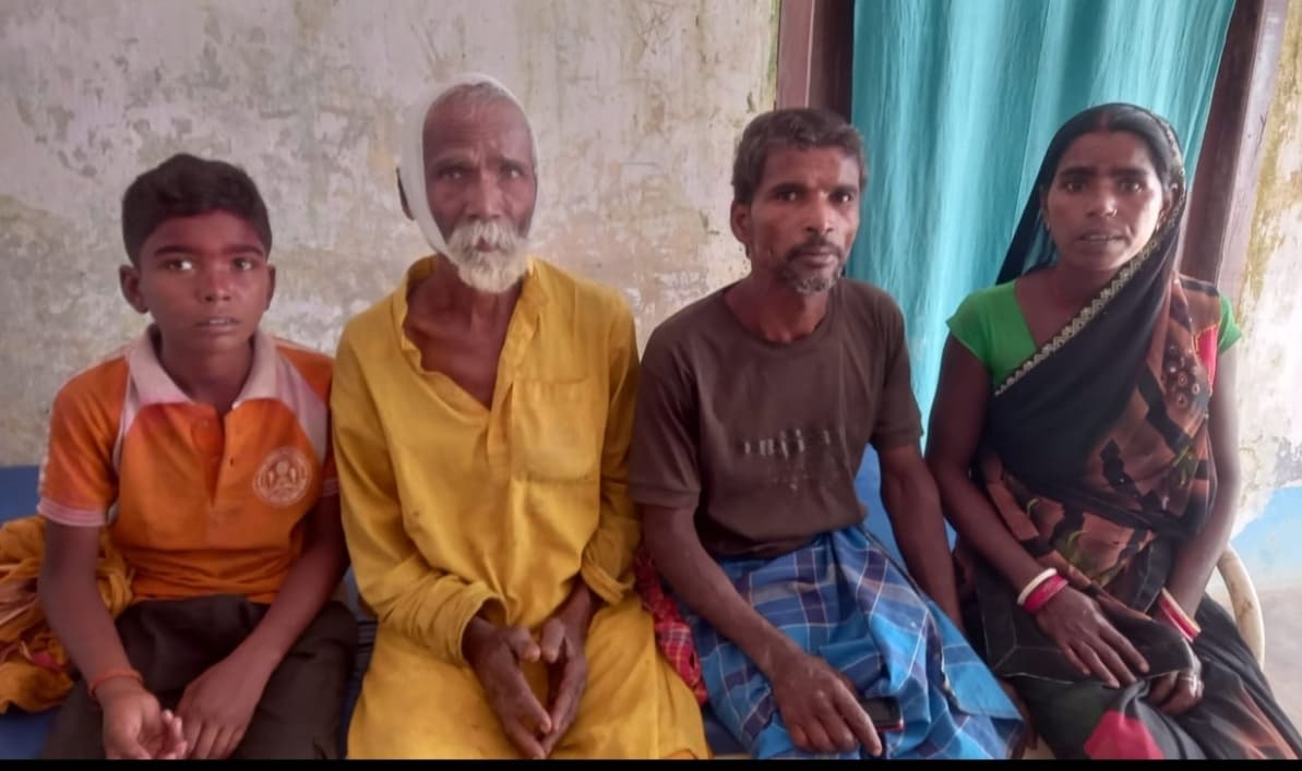 इलाज के बदले अस्पताल कर्मी पर राशि लेने का आरोप