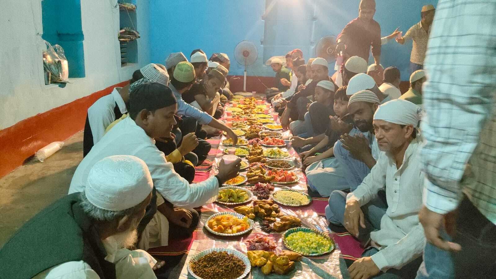 दावत-ए-इफ्तार में शामिल हुए रोजेदार