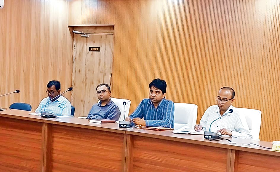 विकास योजनाओं को निर्धारित समय में करें पूरा : डीएम