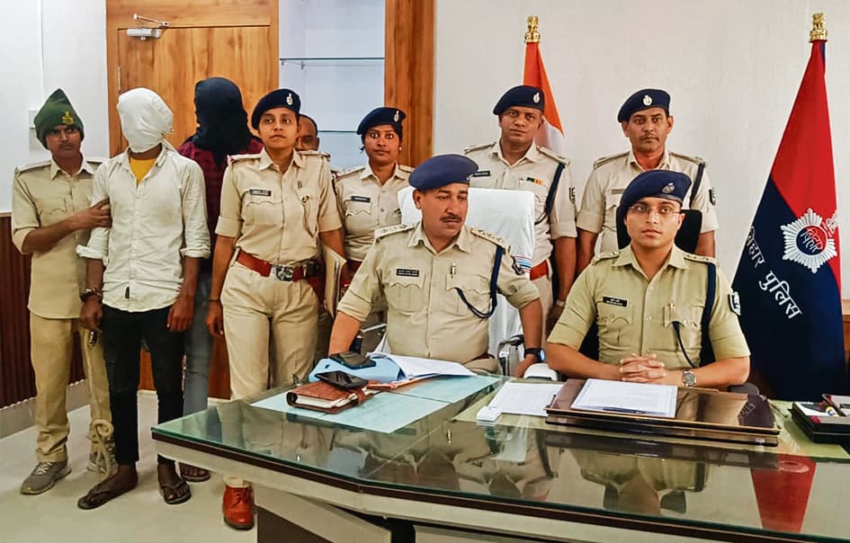 Buxar News: सरस्वती पूजा में हुए विवाद में कुदाल से काटकर अलग कर दिया था सिर