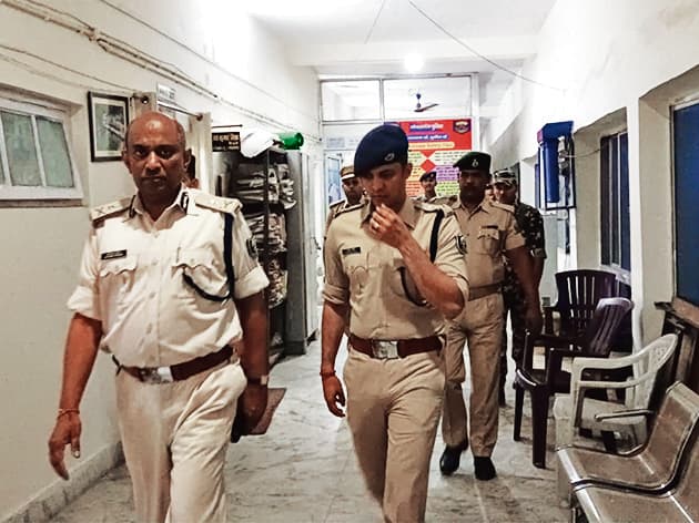 Gopalganj News  : जिले के पेशेवर अपराधियों व शराब माफियाओं पर पुलिस का कसा शिकंजा, एडीजी ने की समीक्षा