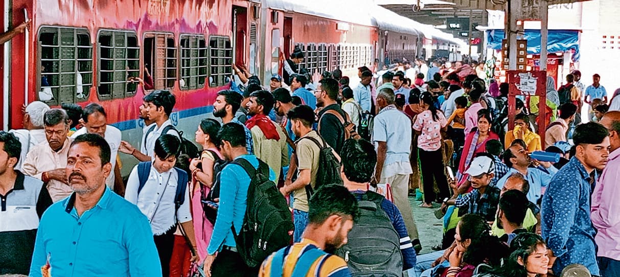 होली के बाद काम पर परदेस लौटने के लिए यात्रियों की बढ़ी भीड़, ट्रेनों में जगह नहीं