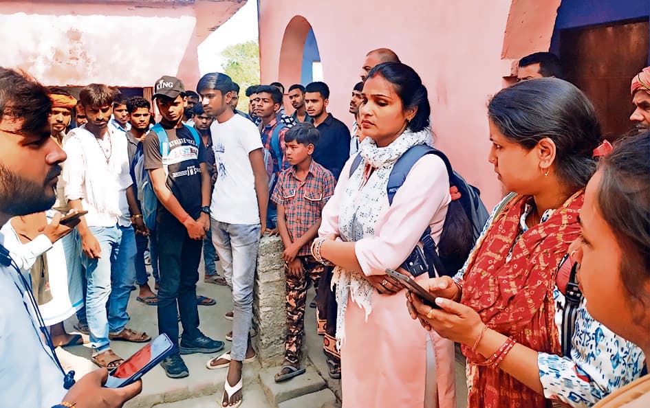 छात्र की मौत के खिलाफ विद्यालय में की तालाबंदी, छात्रों का परीक्षा हुई बाधित