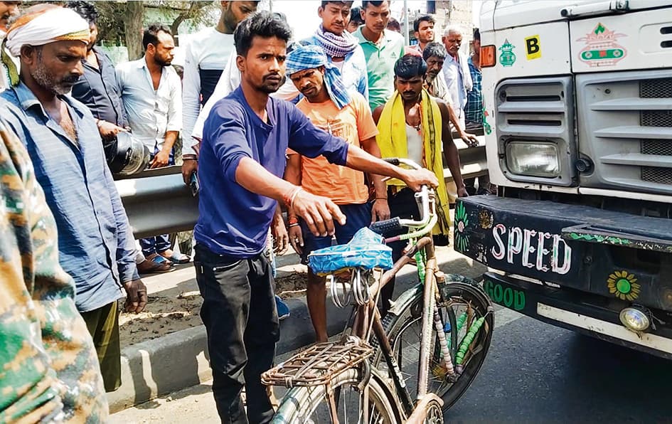 तेज रफ्तार पिकअप वैन ने साइकिल सवार मजदूर को कुचला, मौत