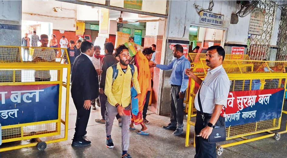 Saran News : कई प्रमुख ट्रेनों में नो रूम और वेटिंग