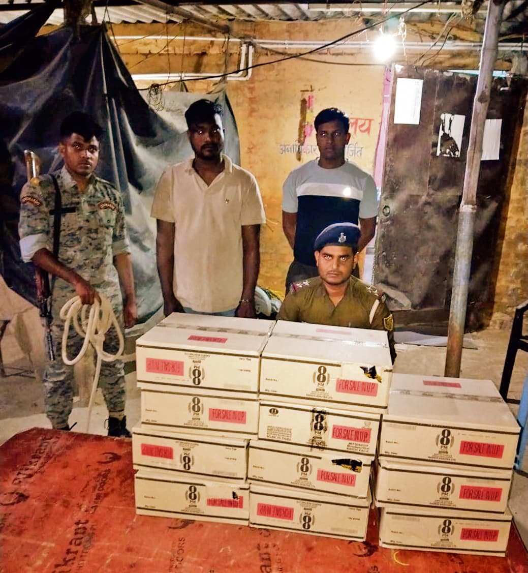 खवासपुर थाना पुलिस ने 628 पैकेट शराब के साथ तस्कर को पकड़ा