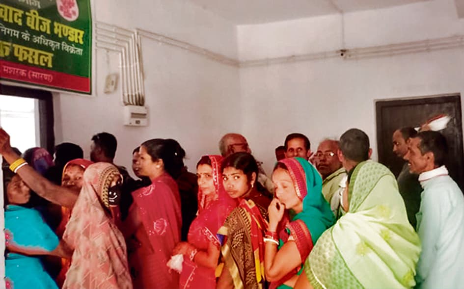 Saran News : मशरक में किसानों के बीच दिये जा रहे अनुदानित बीज