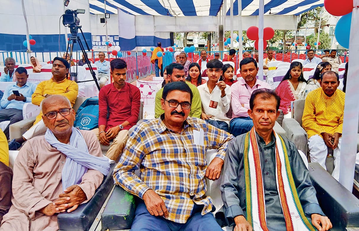 Saran News : महेंद्र मिश्र की जयंती पर कवि सम्मेलन में खूब लगे ठहाके