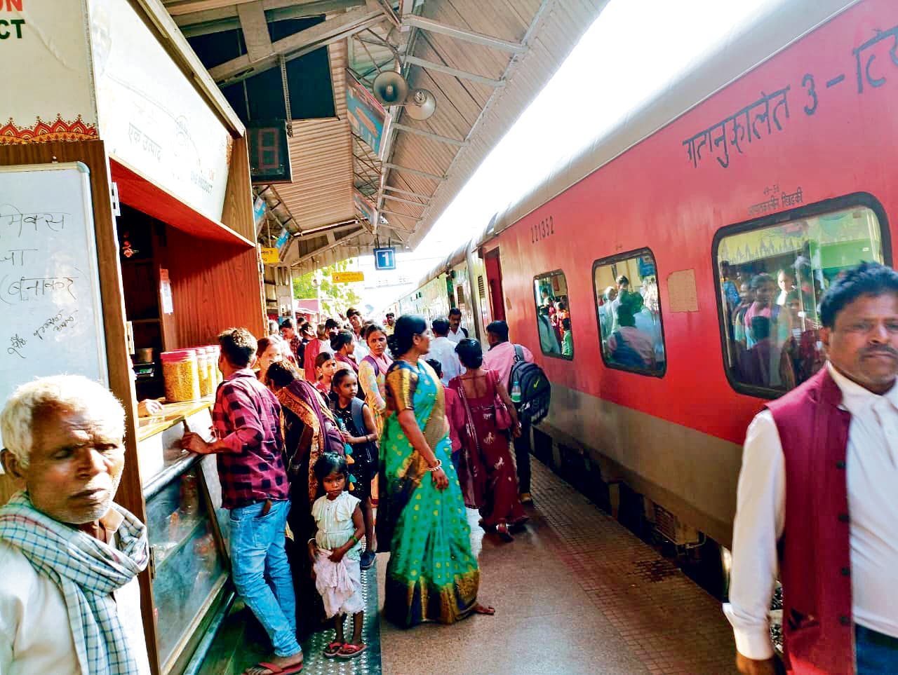 Gopalganj News  : होली के बाद काम पर लौटने लगे परदेशी, बसों और ट्रेनों में उमड़ रही भीड़