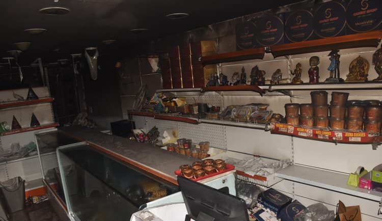 Bokaro News : शॉर्ट सर्किट से बेकरी दुकान में लगी आग, तीन लाख का नुकसान