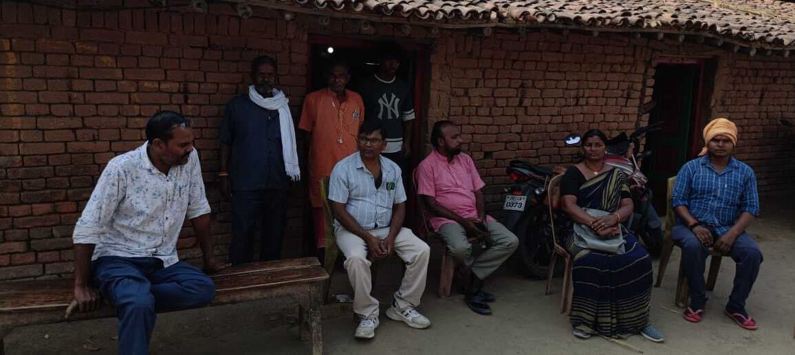 Giridih News: पूर्व विधायक राजकुमार यादव ने घोड़थंभा में पीड़ित परिवारों से की भेंट