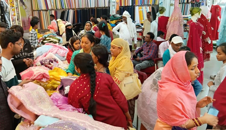 Bokaro News : ईद को लेकर बाजारों में बढ़ने लगी रौनक