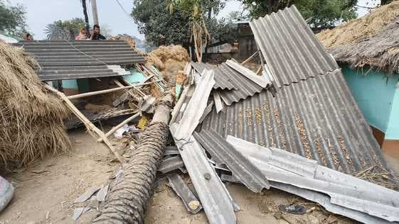 महागामा में आंधी तूफान से खजूर का पेड़ गिरा, घर क्षतिग्रस्त