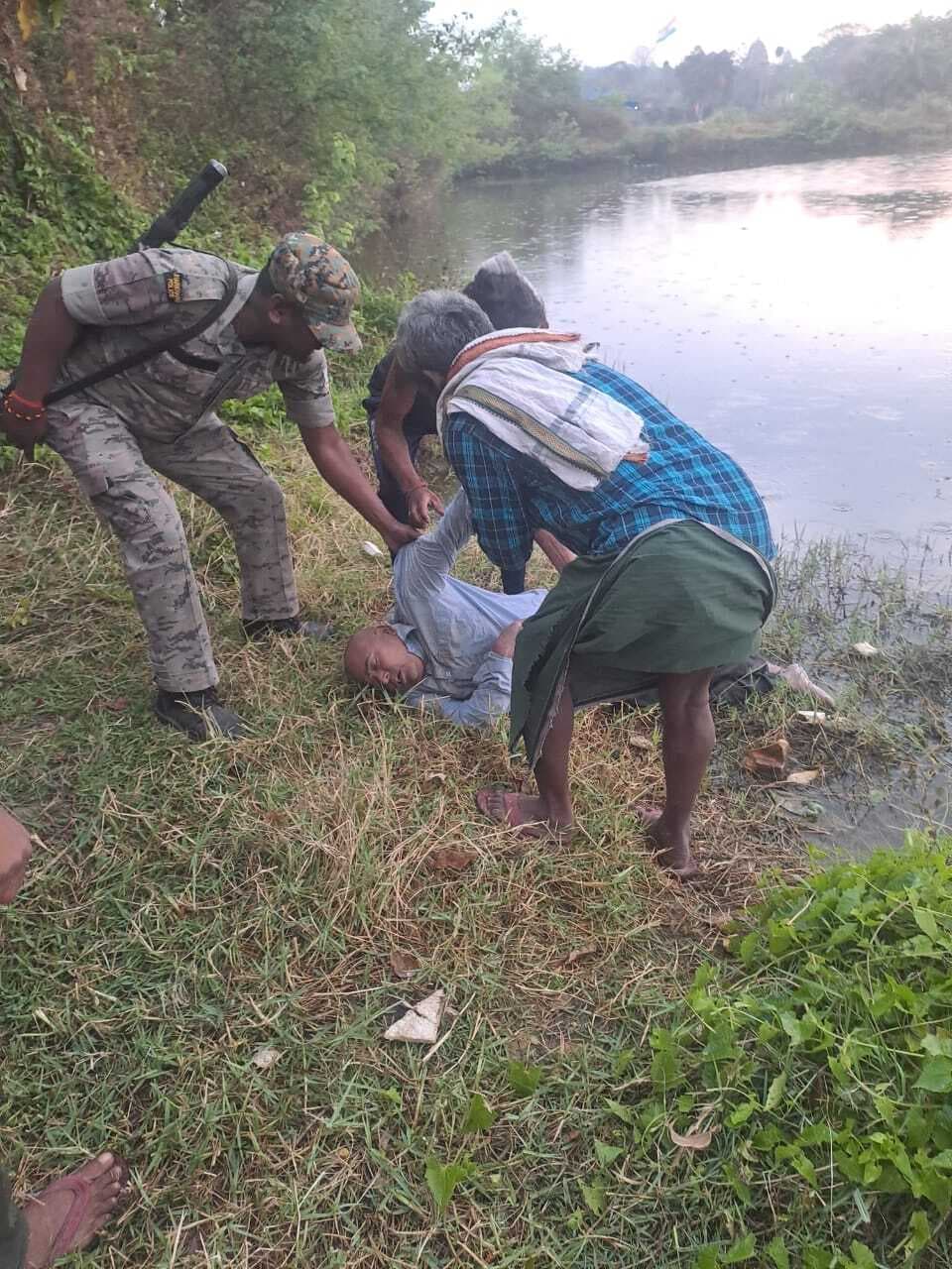 Deoghar news : गया था पंचायती में, दूसरे दिन बेसुध हालत में तालाब के पास मिला समाहरणालय का प्यून