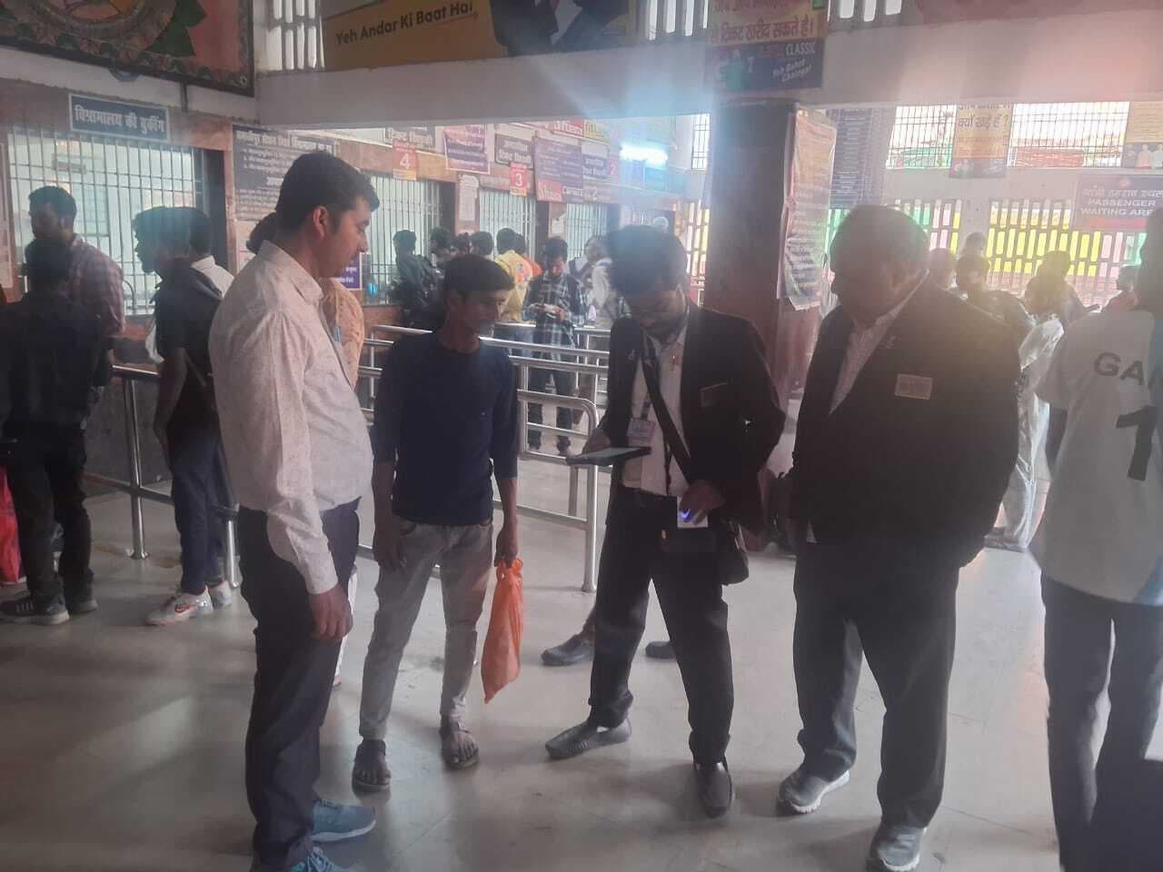 Samastipur News:समस्तीपुर स्टेशन पर मोबाइल यूटीएस टिकटिंग शुरू