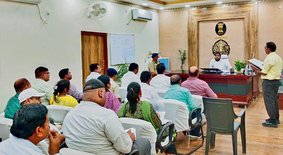 भवनों का सत्यापन कर एक सप्ताह के अंदर भूमि का मुआवजा उपलब्ध कराएं : डीएम