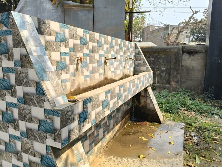 Bhagalpur news प्रखंड मुख्यालय में टूटा नल, पानी की बर्बादी व गंदगी से लोग परेशान