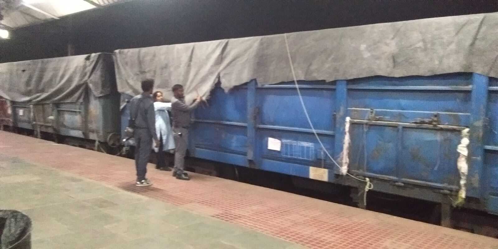 West Singbhum News : बड़ाबांबो में आंधी से मालगाड़ी का तिरपाल ओएचई तार में फंसा, दो घंटे ठप रहा ट्रेनों का परिचालन