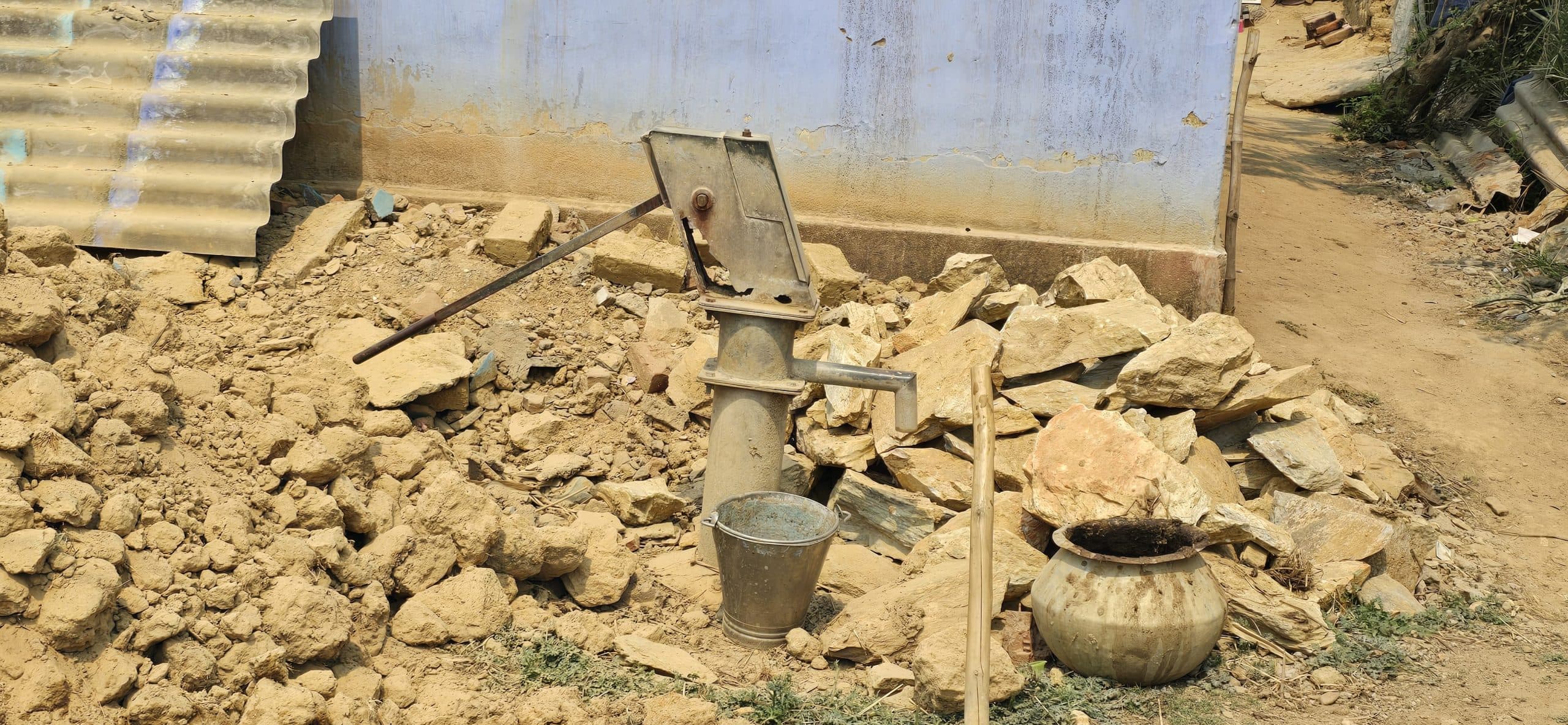 West Singhbhum News : जलमीनार और चापाकल एक साल से खराब, पेयजल के लिए भटक रहे ग्रामीण