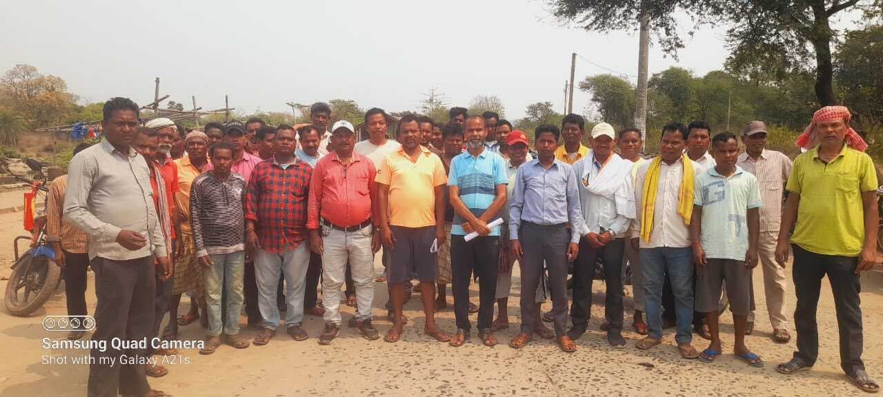East Singhbhum News : नौकरी व मुआवजे के लिए रैयत ने बागजाता माइंस सड़क जाम किया, नो वर्क नो पे के फरमान से 350 ठेका मजदूर बेरोजगार, भुखमरी की स्थिति उत्पन्न