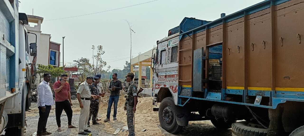 East Singhbhum News : एनएच पर डीजल चोरी में संलिप्त ट्रक जब्त, हथियार व 500 लीटर डीजल बरामद