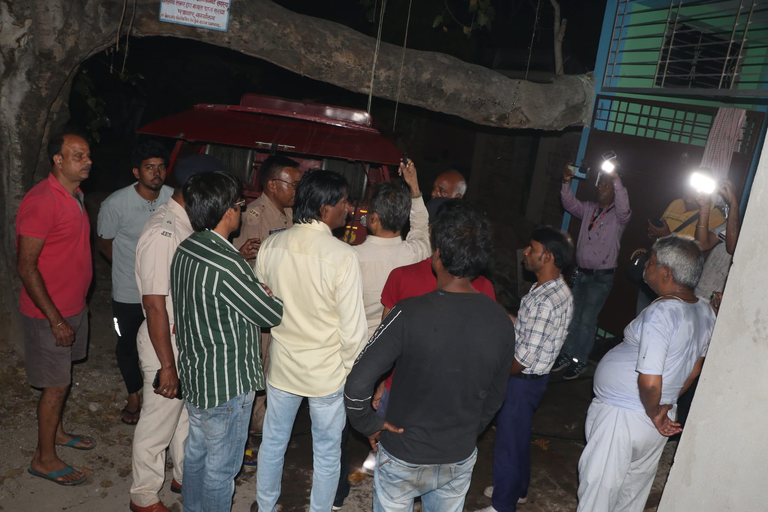 Dhanbad News: ठेकेदार के घर में लगी आग, अफरातफरी