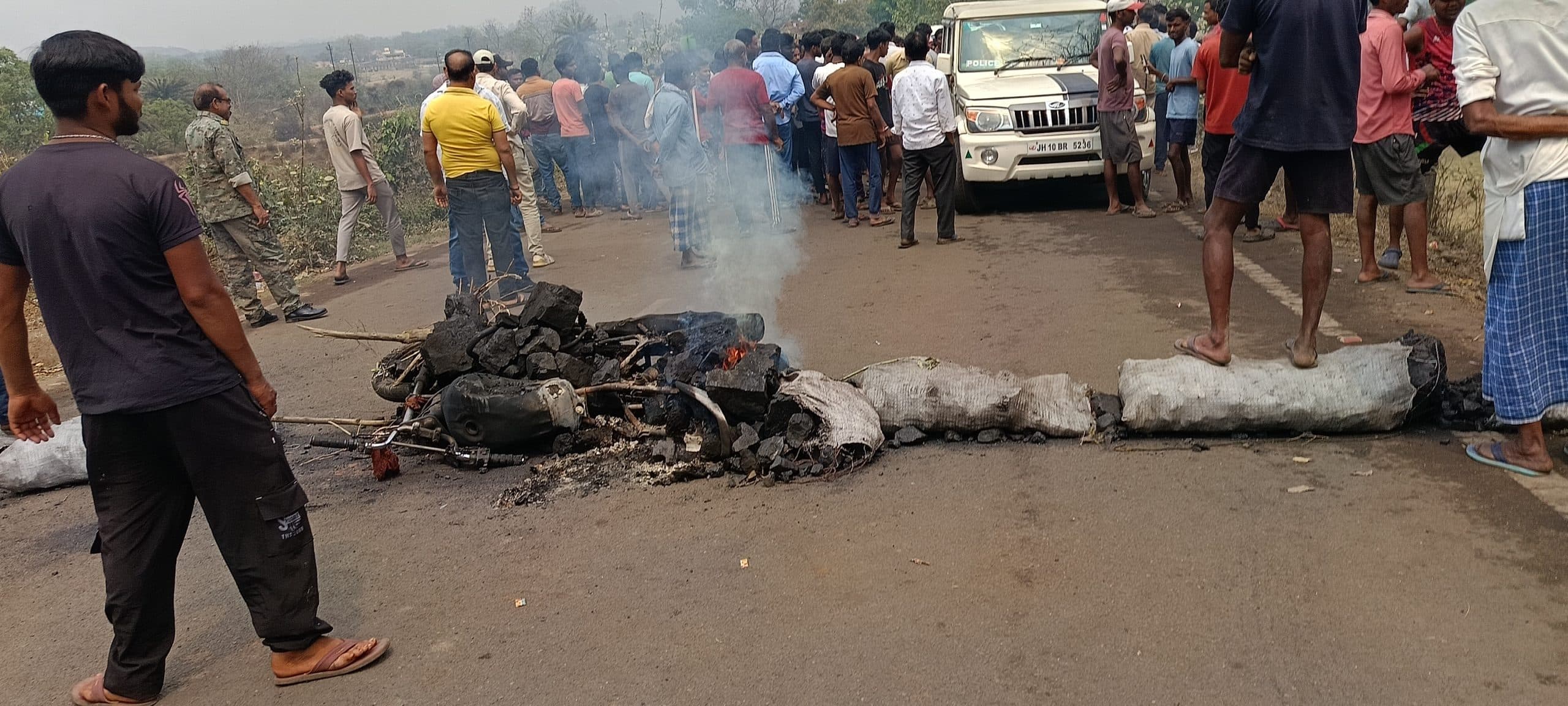 Dhanbad News : अवैध कोयला लदी बाइक के धक्के से दो छात्रा समेत तीन घायल, रोड जाम