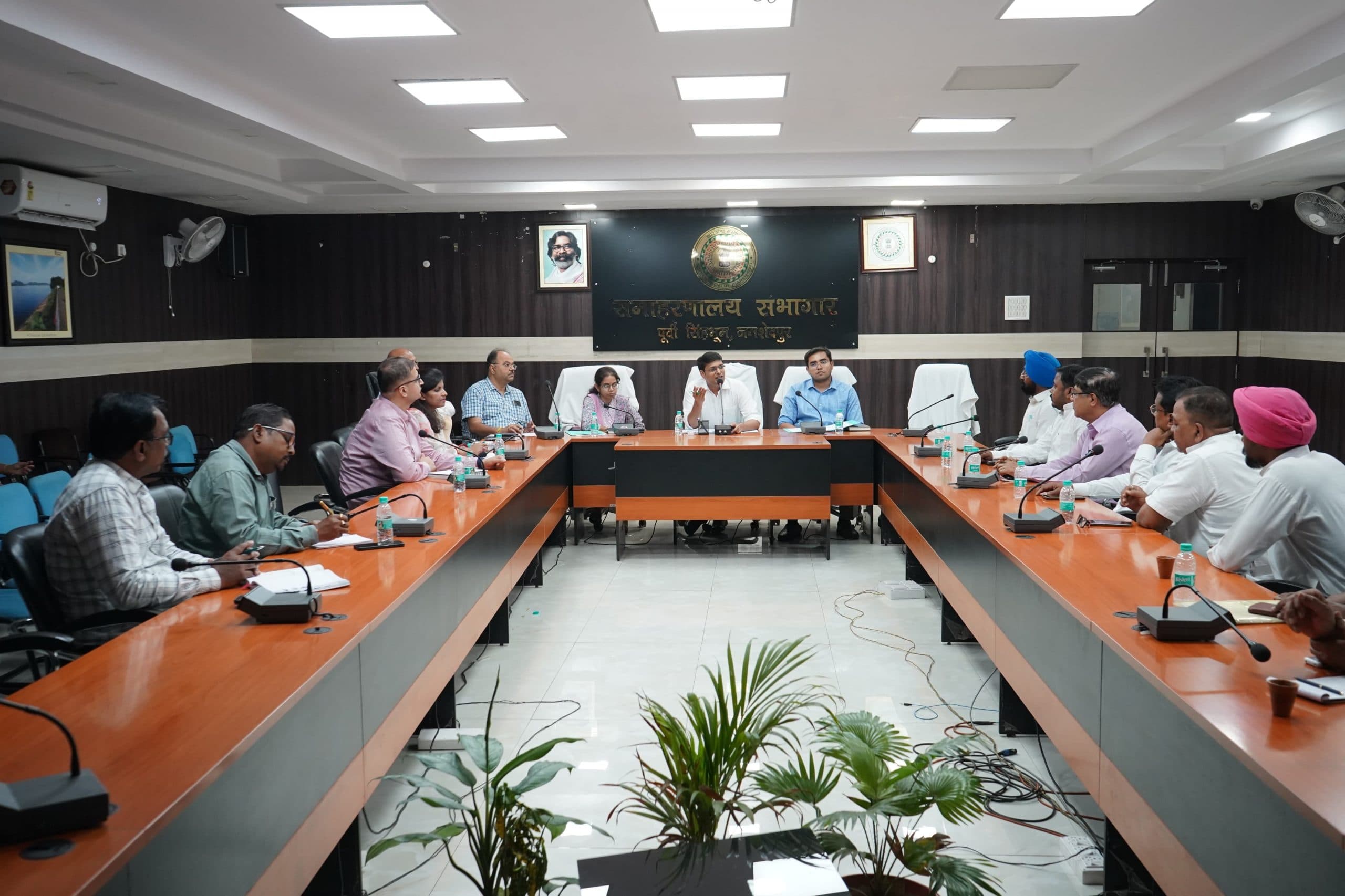 Jamshedpur News : मतदाता सूची त्रुटिरहित हो, बीएलओ के सत्यापन के बाद ही हटेंगे नाम : उपायुक्त