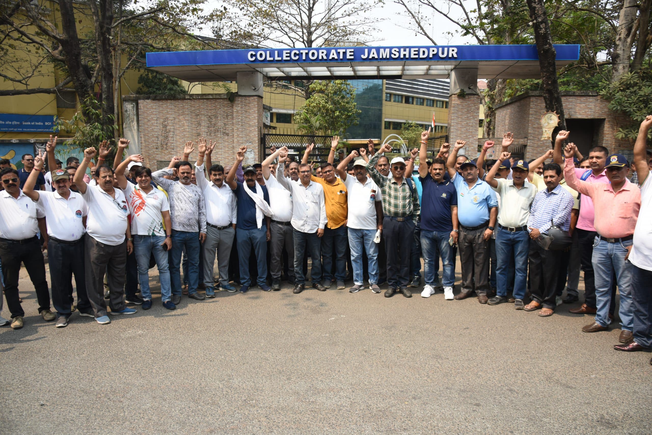 Jamshedpur News : रिटायर्ड फौजियों ने डीसी ऑफिस के समक्ष किया प्रदर्शन, बिना शर्त फौजी सूरज राय को रिहा करने की मांग