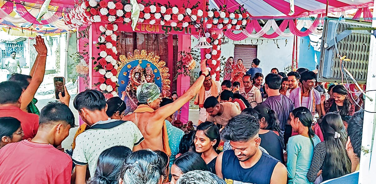seraikela kharsawan news: हरिनाम संकीर्तन में हरे कृष्ण हरे हरे... से गूंजा कुम्हारसाही