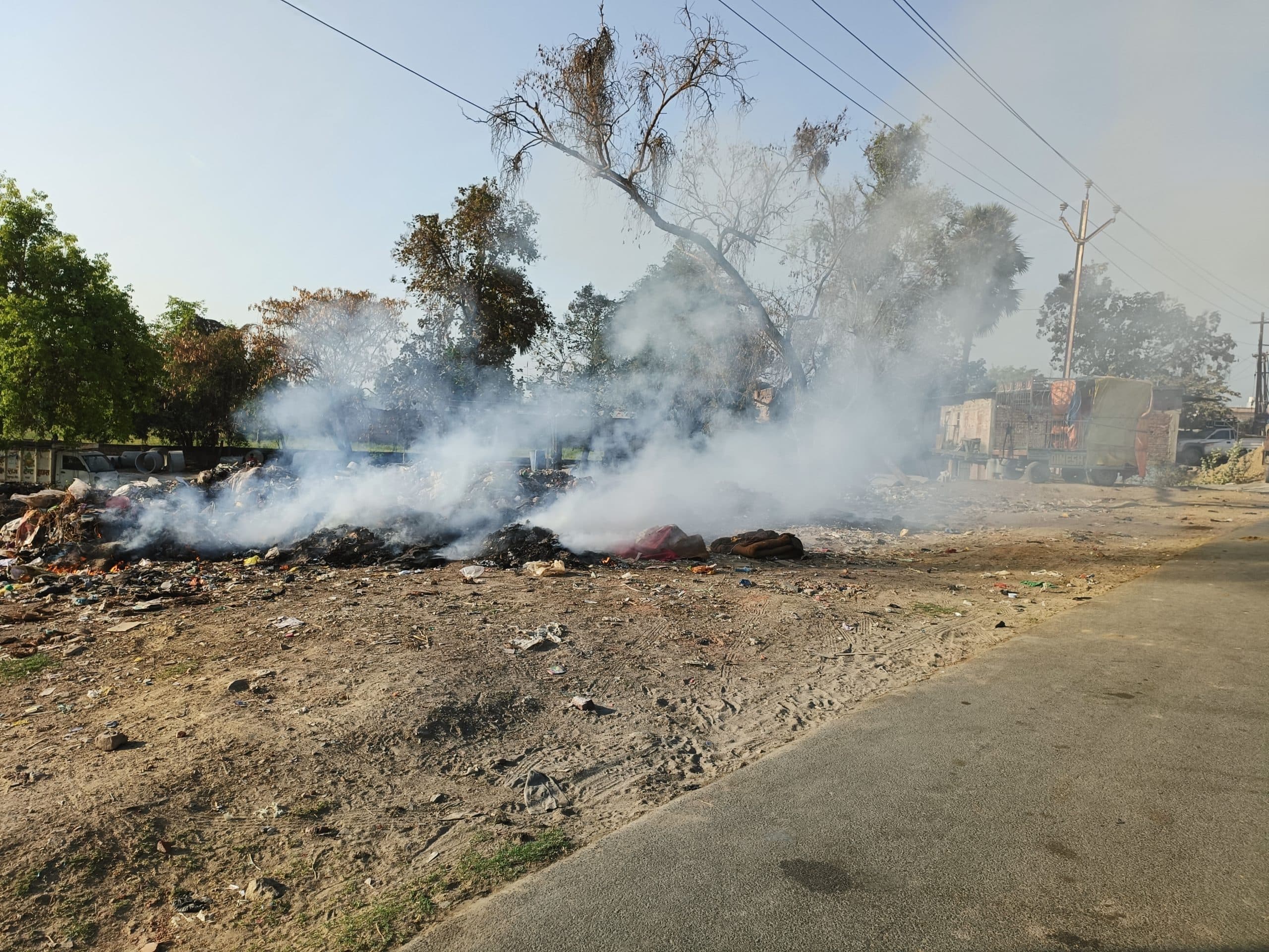 रोड किनारे गिरे कचरे में लगा दी आग