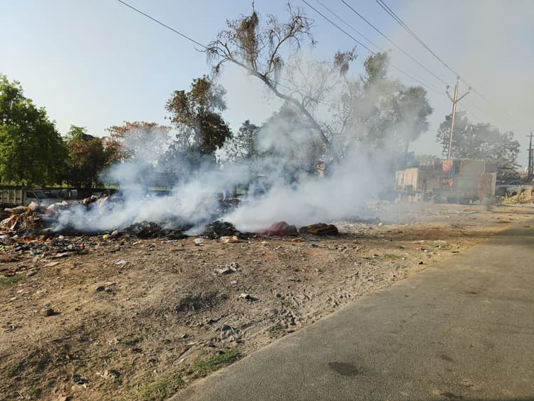 रोड किनारे गिरे कचरे में लगा दी आग