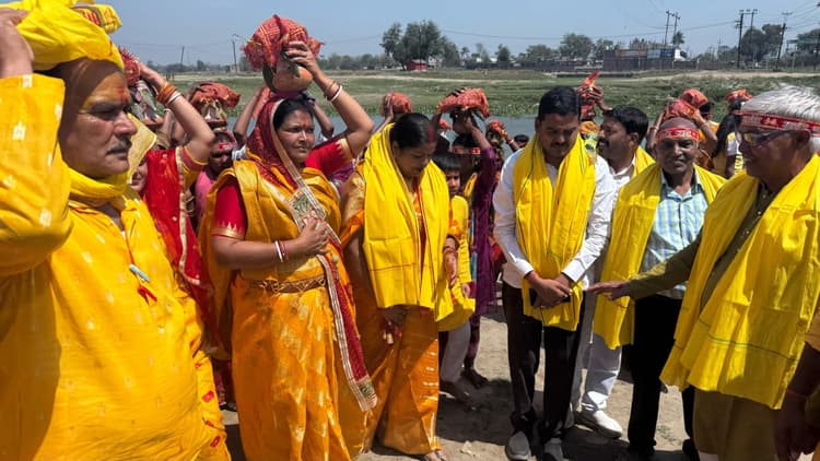 श्रीमद् भागवत कथा को लेकर निकाली गयी कलश यात्रा