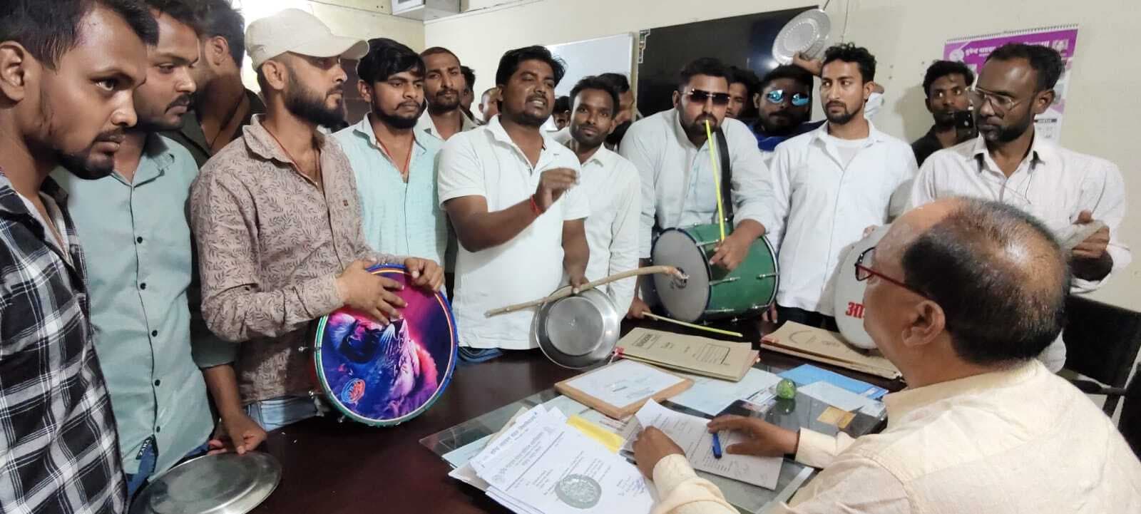 छात्र नेताओं ने ढोल-नगाड़ा बजाकर विश्वविद्यालय कैंपस में किया प्रदर्शन