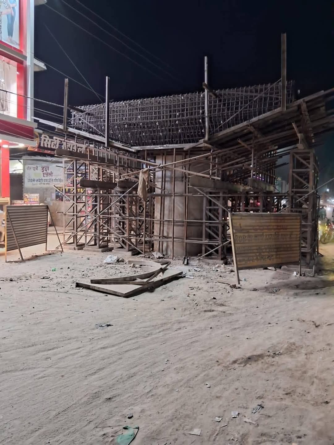 ओवरब्रिज निर्माण के दौरान पिलर से गिरा मजदूर, जख्मी