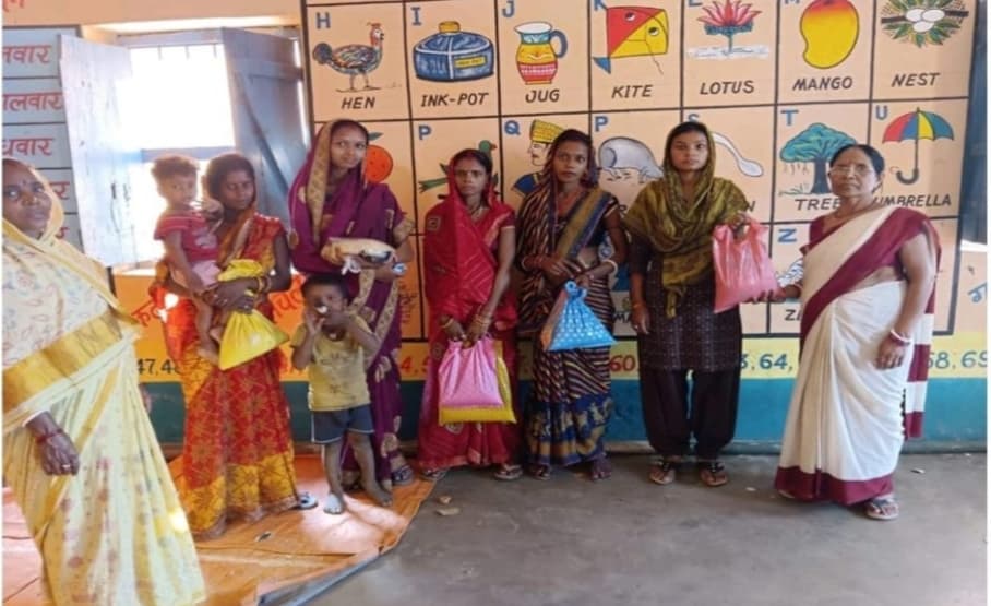 सेविकाओं ने वितरित किया सूखा राशन