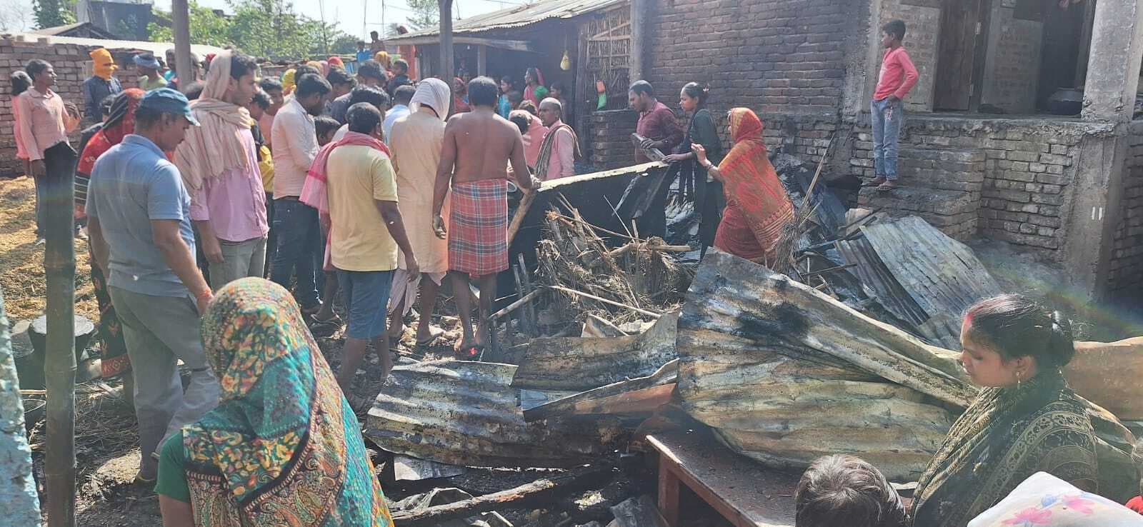 बिजली की शॉर्ट सर्किट से लगी आग,  13 घर जले