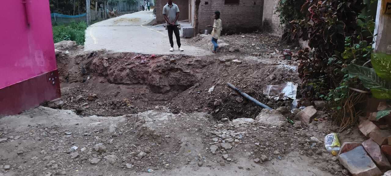 ग्रामीणों के विरोध की वजह से पुलिया निर्माण कार्य लटका