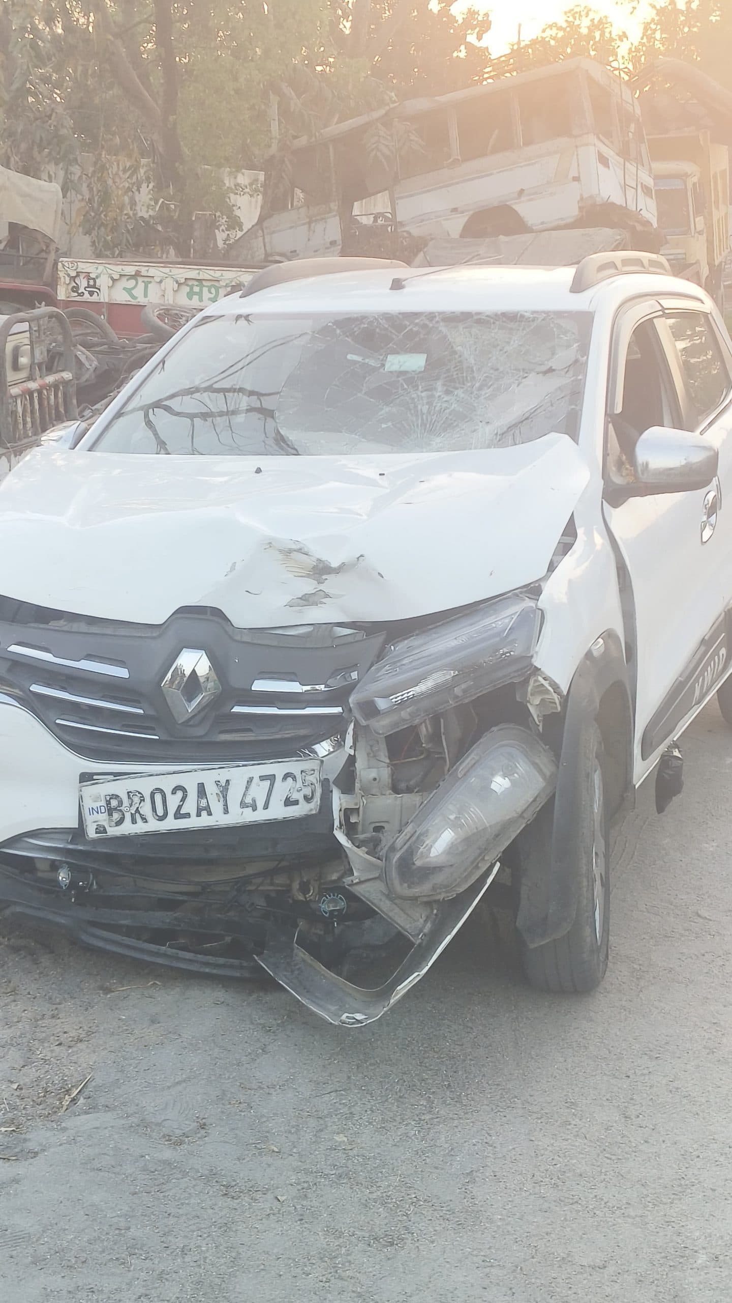 गुरारू में कार व बाइक की आमने-सामने टक्कर में तीन लोग हुए घायल