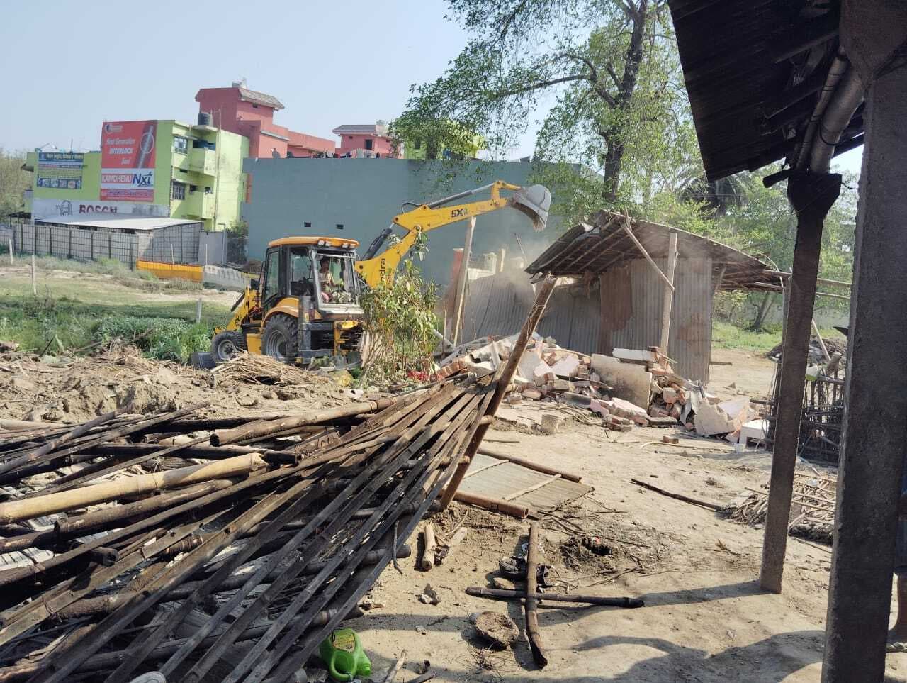 सरकार जमीन पर से हटाया गया अतिक्रमण