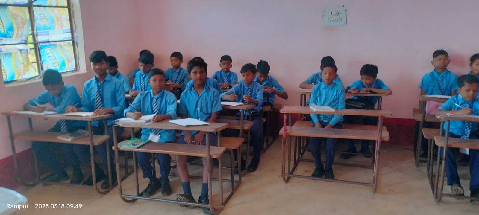 Lead News : जर्जर स्कूल में कक्षाएं बंद, छात्रावास में पढ़ रहे छात्र